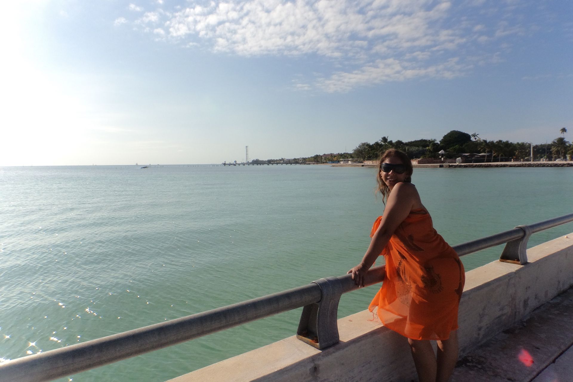 Gigi viendo la playa desde el puente, en un año sabatico