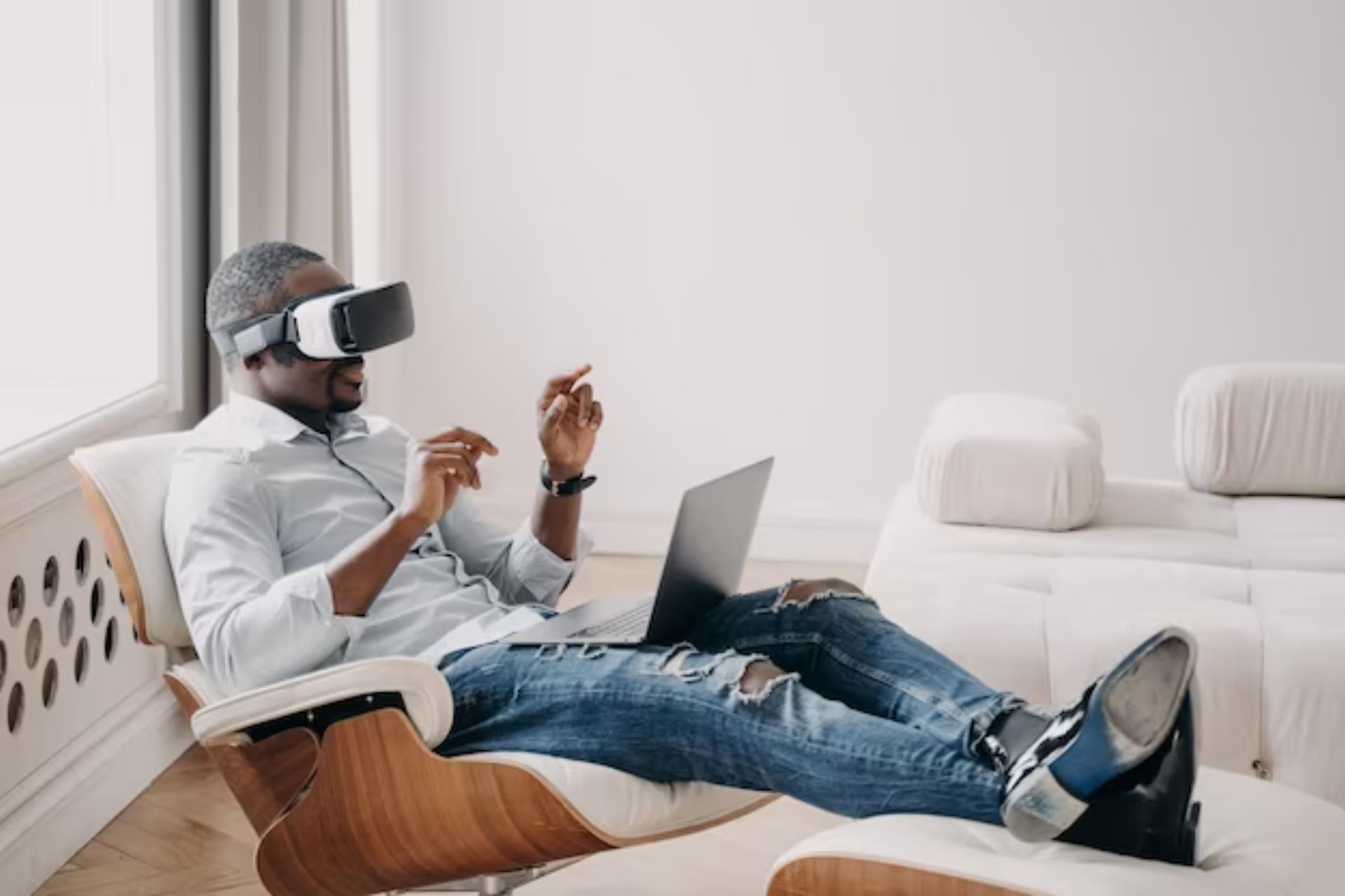 Hombre sentado con lentes de Realidad Virtual