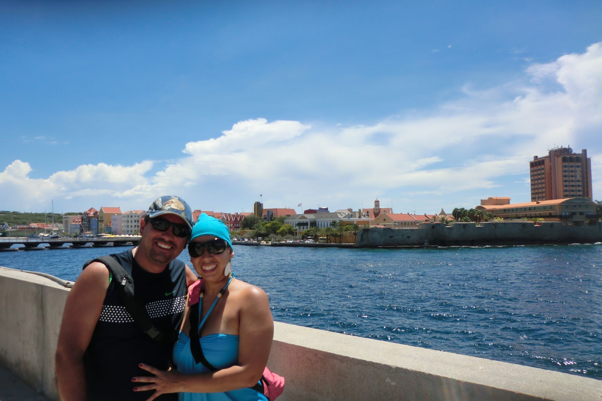 Pareja sonriente en los alrededores de Willemstand Curazao