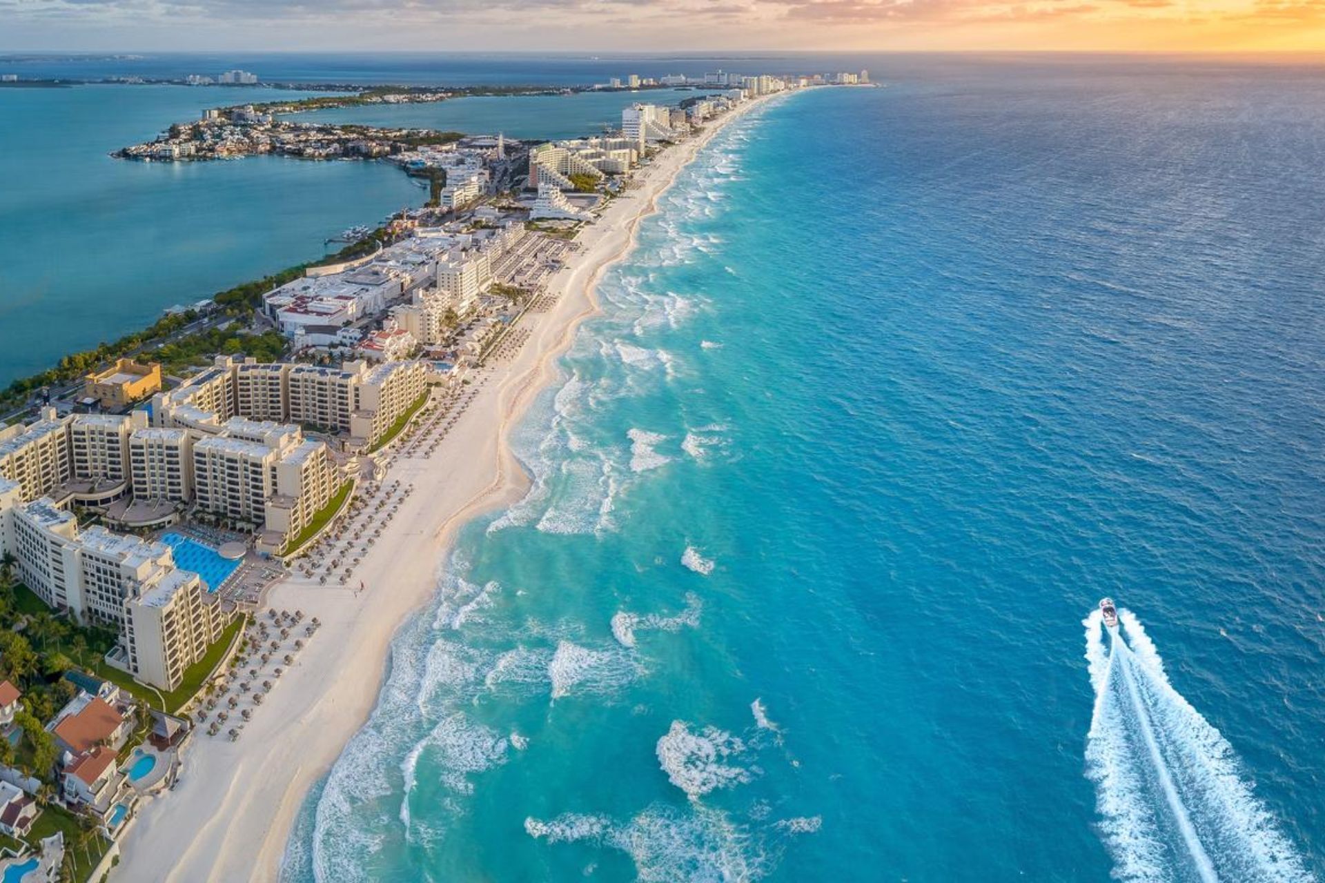 Playas en Mexico, Lancha frente a Cancun