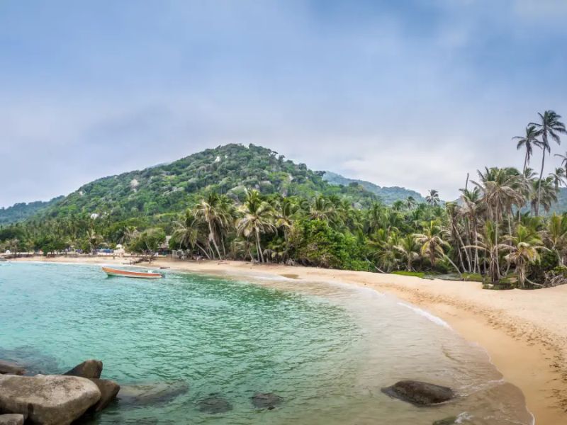 Canoa en la orilla en una playa de Santa Marta Colombia