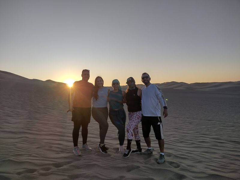 Familia disfrutando el atardecer en la Huaicachina