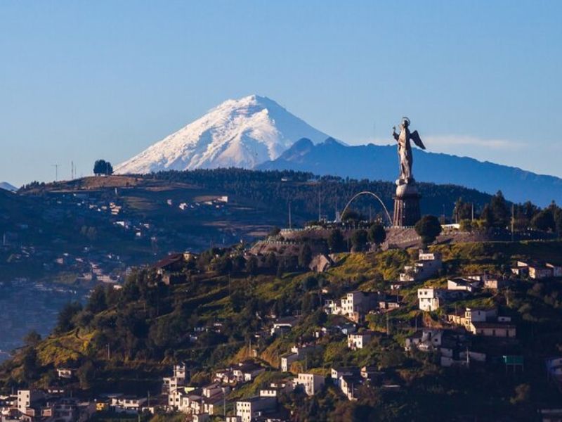 Vista del volcan cotopaxi en Quito