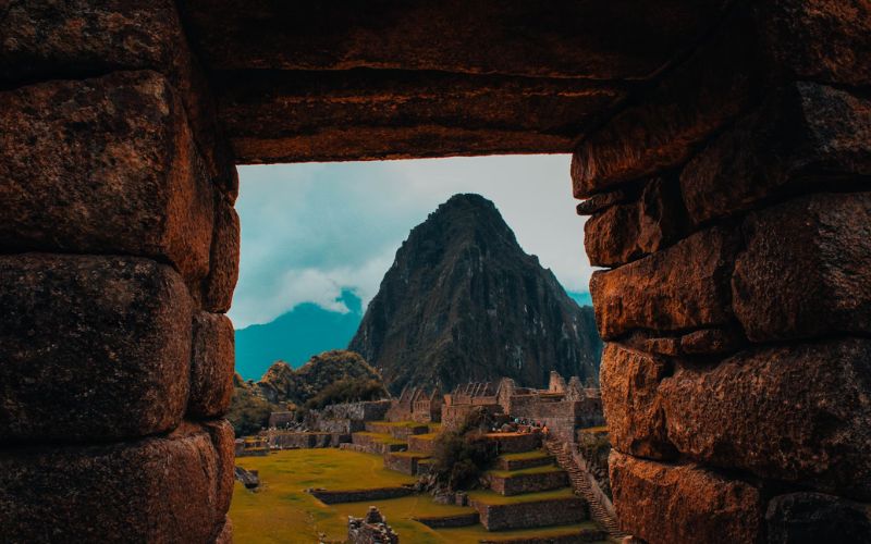 Vista de la ciudad del machupichu a través de una ventana