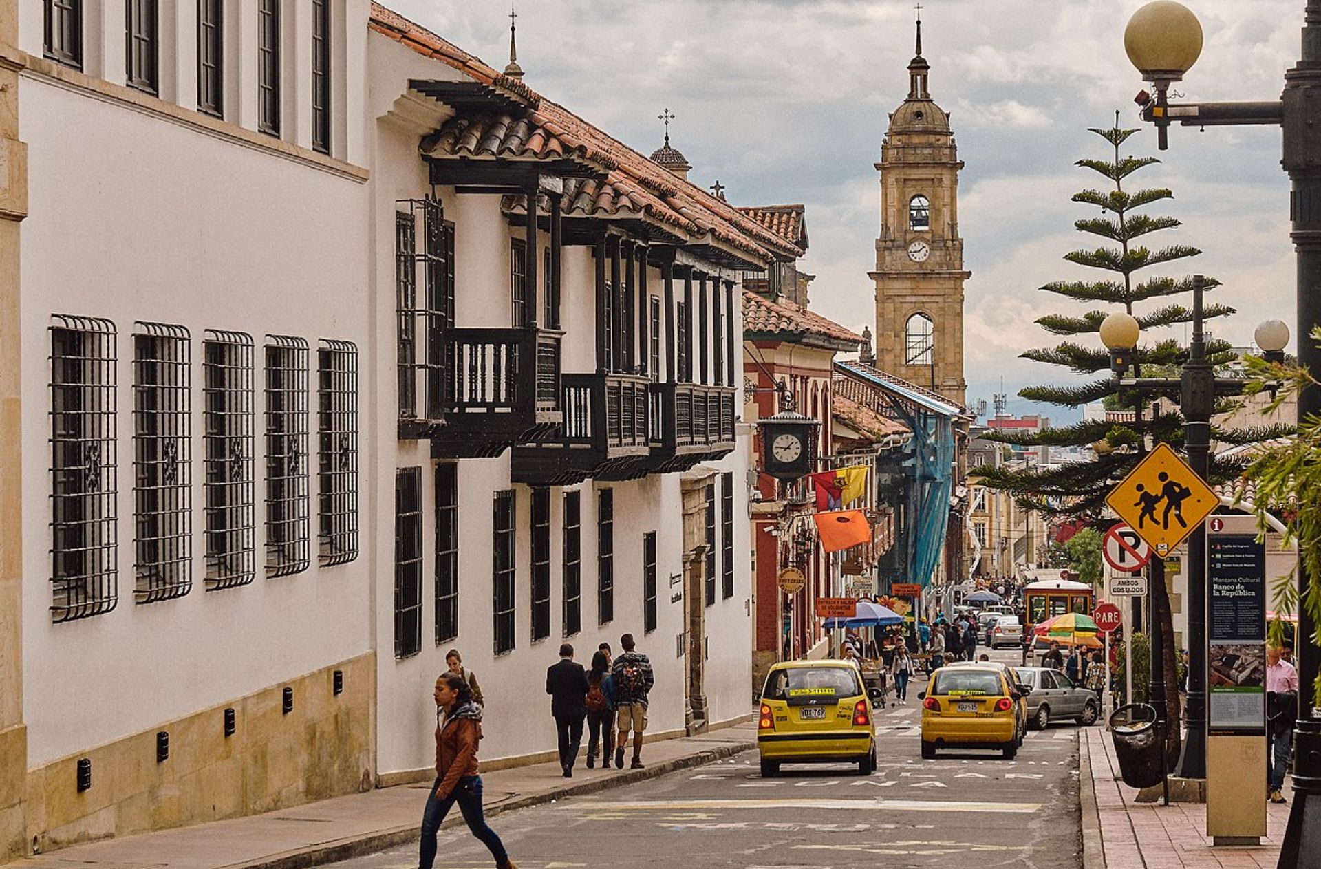 Personas caminando en las calles de Bogotá