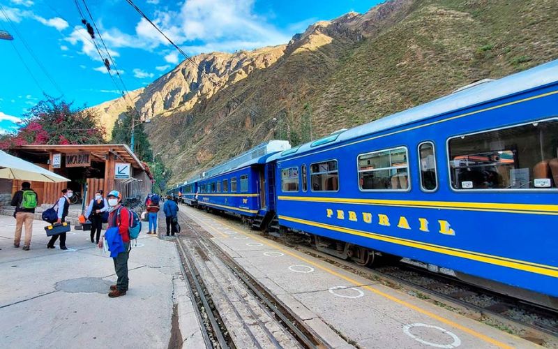 PERSONAS ESPERANDO EL TREN PARA SU VIAJE A MACHU PICHU EN TREN