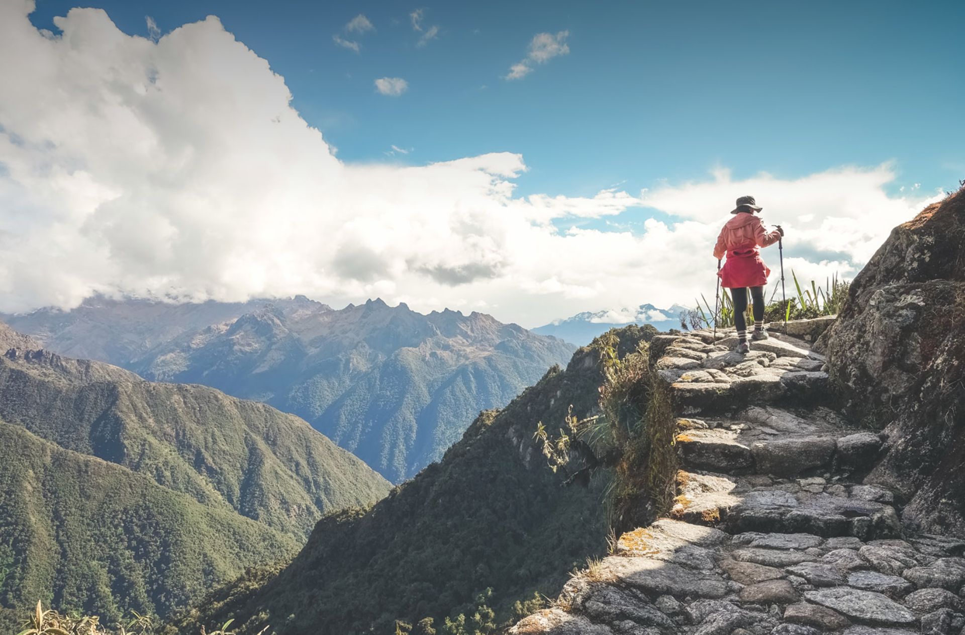 Persona subiendo una escalera de la ruta en los Caminos del Inca