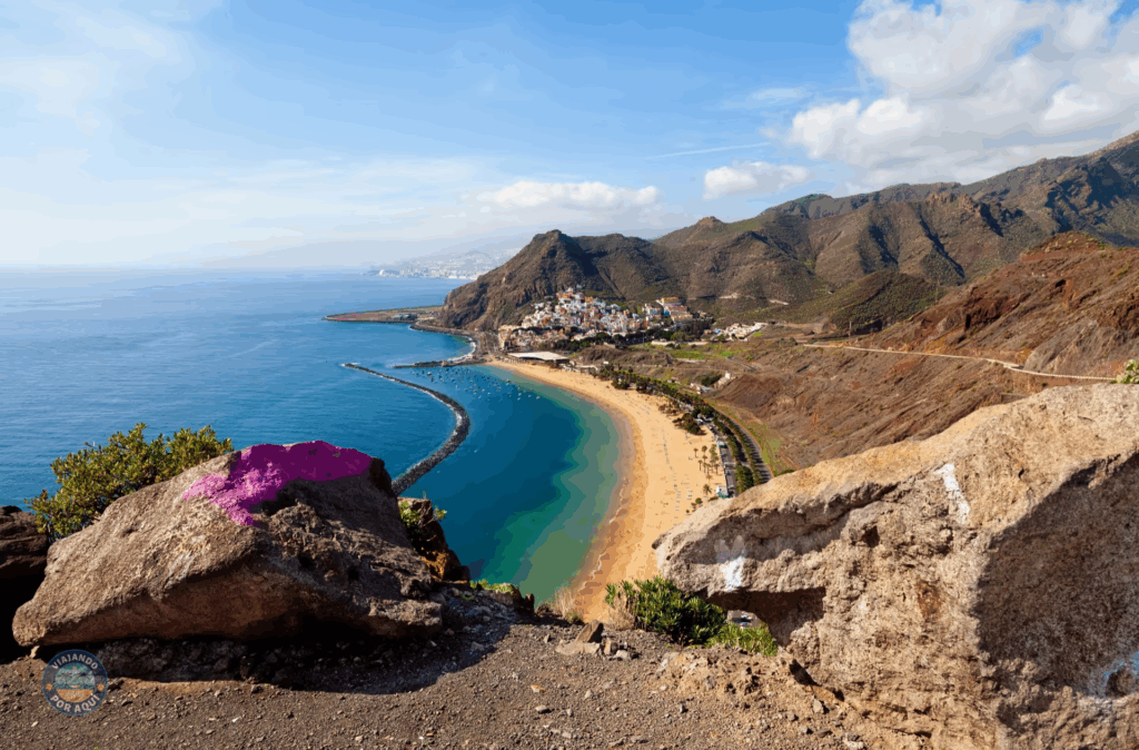 Islas Canarias al atardecer, destino ideal de sol y aventura todo el año.