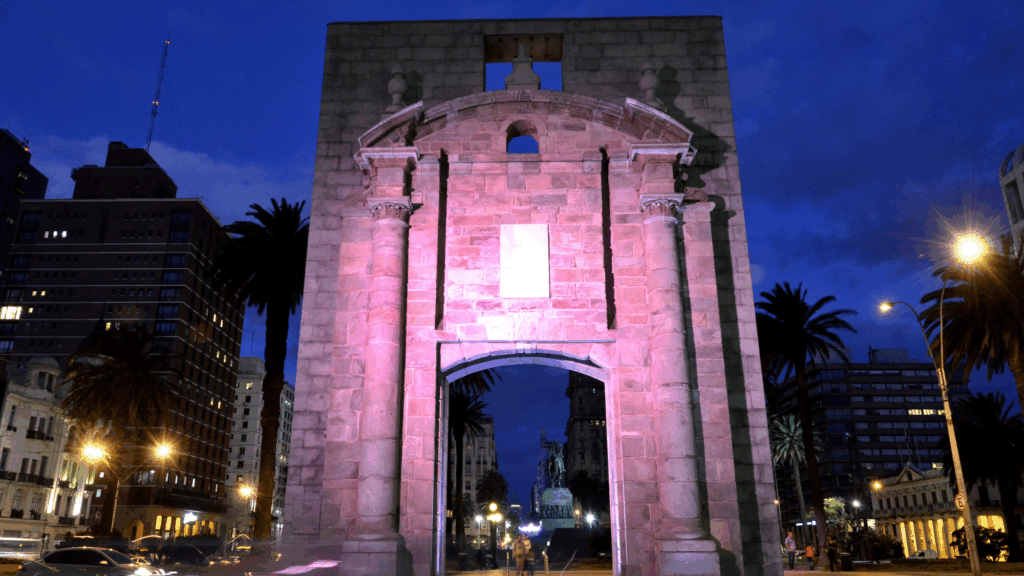 Puerta de la Ciudadela en Ciudad Vieja Montevideo, entrada histórica al barrio