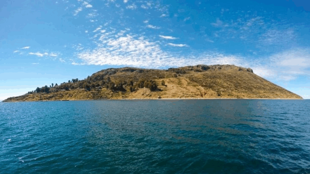 Isla Taquile en el Lago Titicaca, con terrazas agrícolas y vista panorámica al lago.