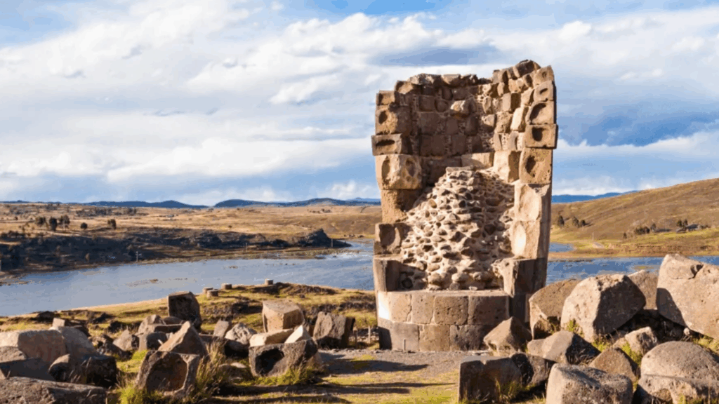 Chullpas de Sillustani junto a la laguna Umayo, cerca de Puno.
