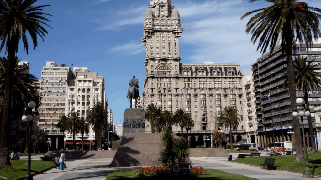 Vista de la Plaza Independencia en Montevideo desde Ciudad Vieja