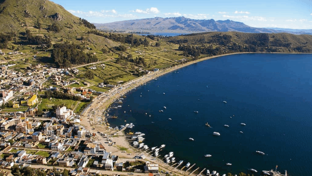 Vista panorámica de Puno y el Lago Titicaca bajo un cielo despejado.