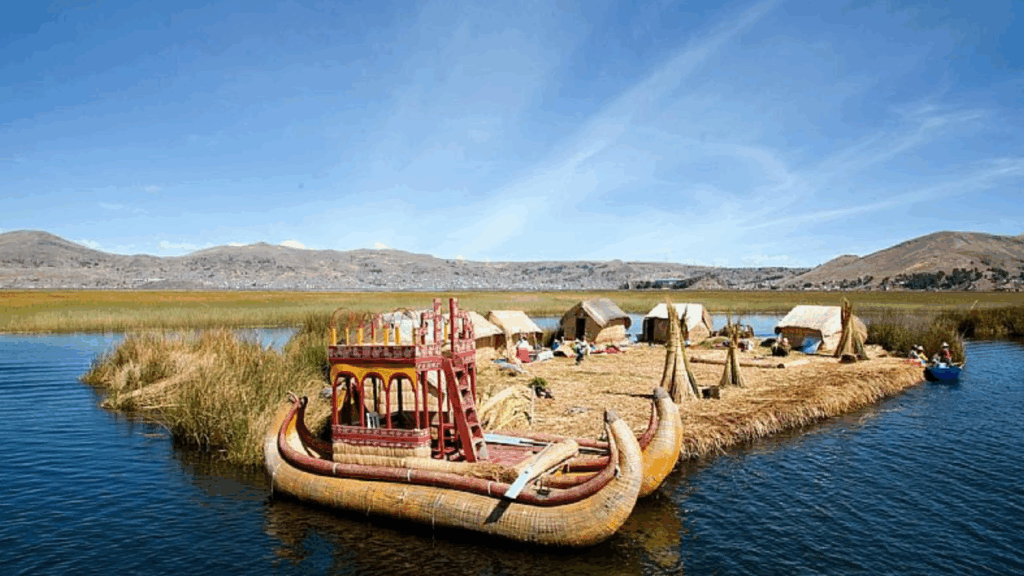 Islas flotantes de los Uros en el Lago Titicaca, con viviendas de totora y pobladores locales.