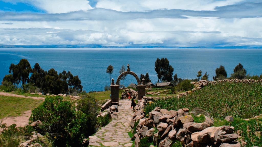 Isla Taquile en el Lago Titicaca, con terrazas agrícolas y vista panorámica al lago.Isla Taquile en el Lago Titicaca, con terrazas agrícolas y vista panorámica al lago.