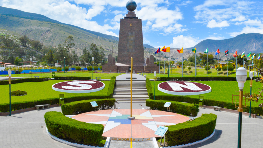 Monumento de la Mitad del Mundo marcando la línea ecuatorial en Ecuador